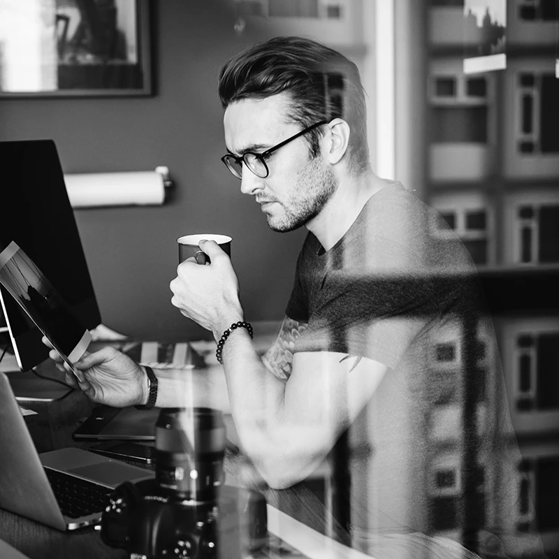 Freelancer editando fotos en portátil, flujo de trabajo creativo