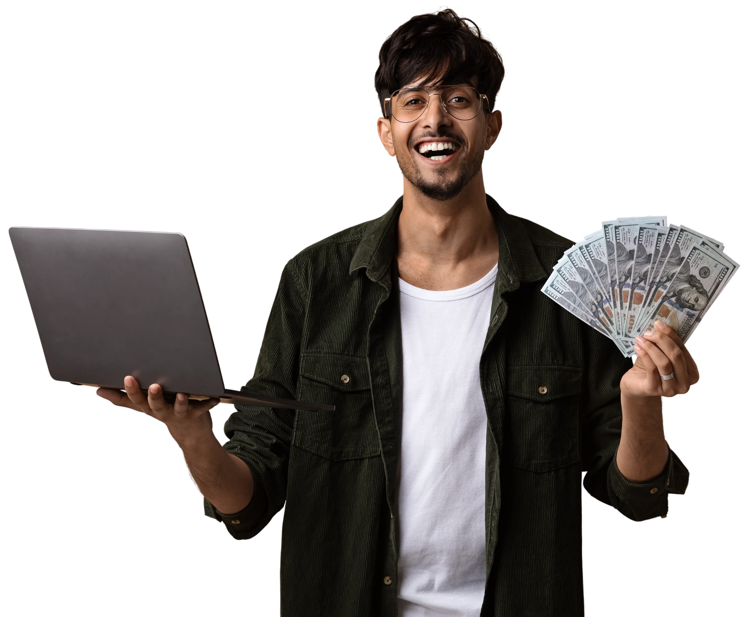 Hombre joven sonriente sosteniendo un laptop y billetes, representando los ingresos que puede generar un chatter profesional de OnlyFans trabajando desde casa