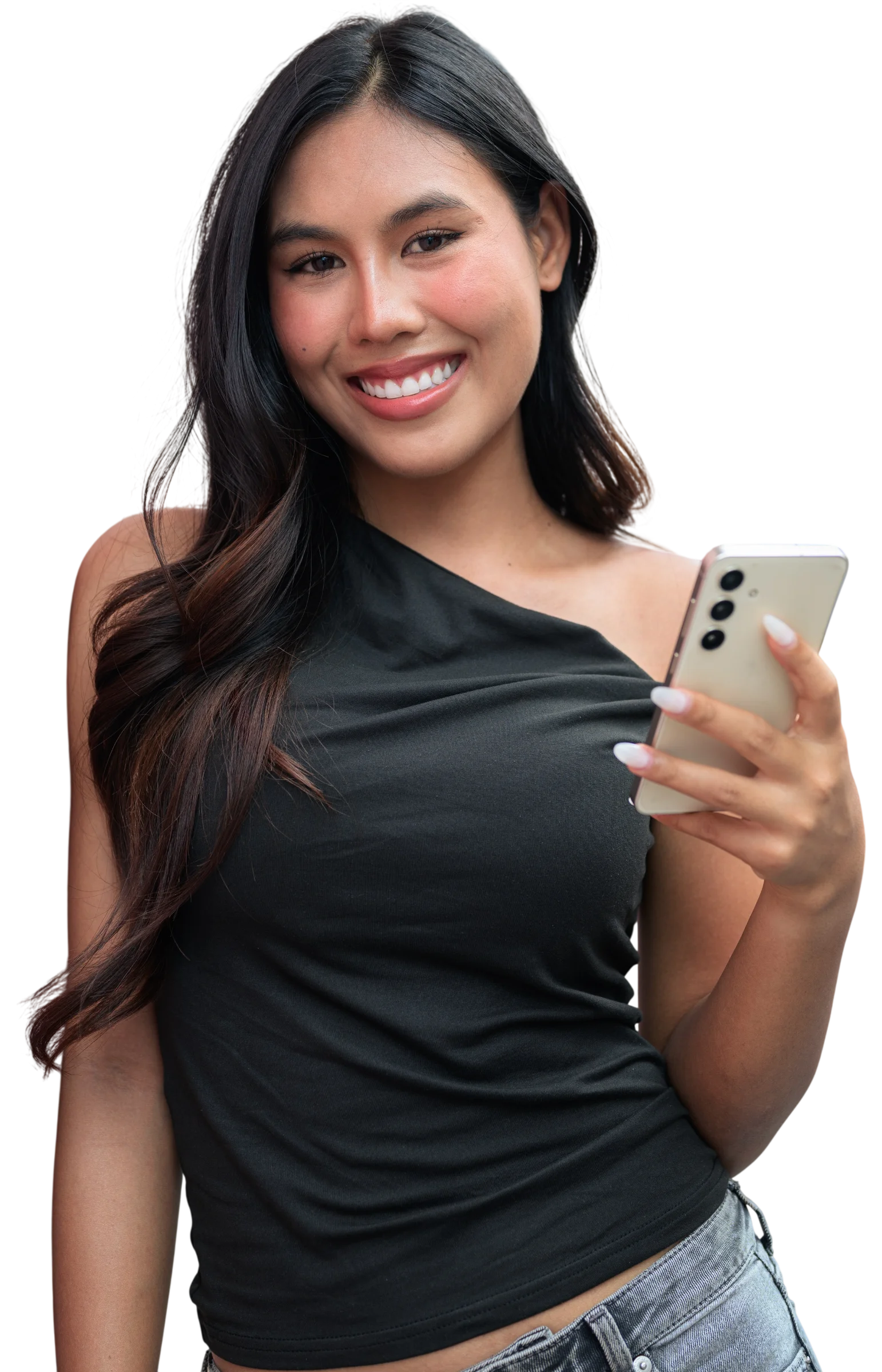Mujer joven sonriente con smartphone en mano, representando a una chatter profesional de OnlyFans trabajando desde cualquier lugar